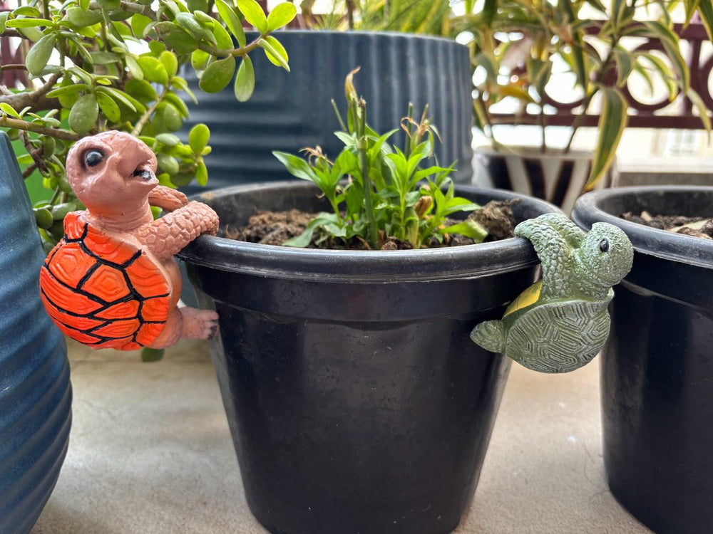 Whimsical Climbing Turtle Pot Huggers – Set of 2 Decorative Resin Garden ornaments
