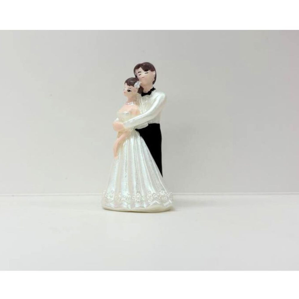 WonderlandCouple Miniature Elegant Resin Bride and Groom Hugging Figurine