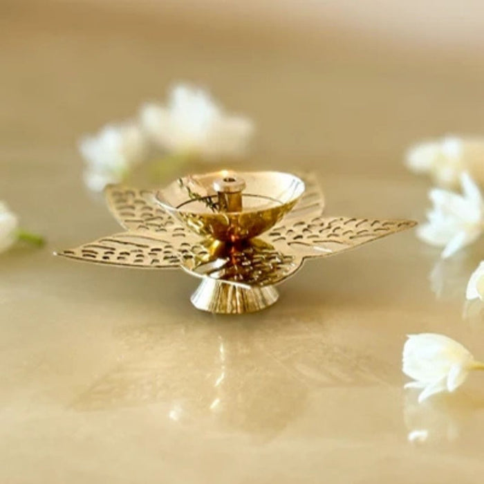 Wonderland Star-Shaped Brass Diya|Oil Lamp with Intricate Cutwork Design|Diya for Puja with Center Wick Holder | Pital Akhand Deep Vilakku for Home Décor |Festive Worship, Housewarming, Marriage