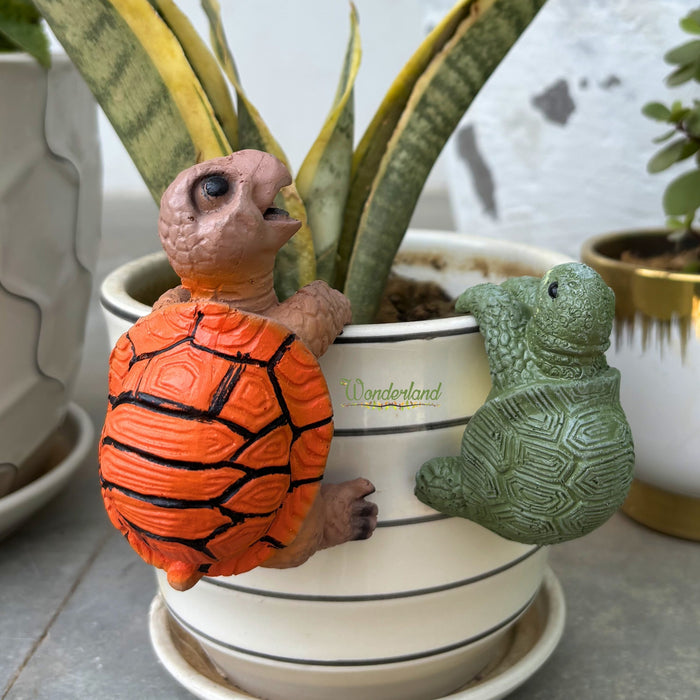 Wonderland Whimsical Climbing Turtle Pot Hangers – Set of 2 Decorative Resin Garden Statues for Planters, Flower Pots, and Vases – Weather-Resistant Outdoor & Indoor Decor