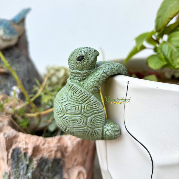 Wonderland Whimsical Climbing Turtle Pot Hangers – Set of 2 Decorative Resin Garden Statues for Planters, Flower Pots, and Vases – Weather-Resistant Outdoor & Indoor Decor