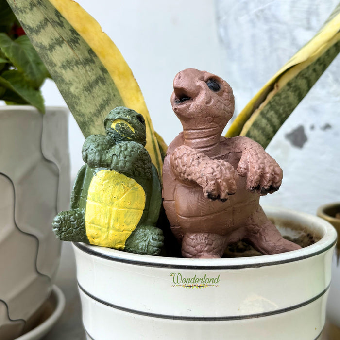 Wonderland Whimsical Climbing Turtle Pot Hangers – Set of 2 Decorative Resin Garden Statues for Planters, Flower Pots, and Vases – Weather-Resistant Outdoor & Indoor Decor