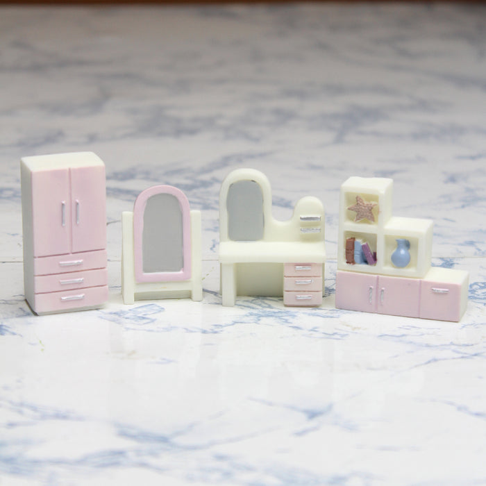 Wonderland imported miniatures ( pack of 4 ) house items