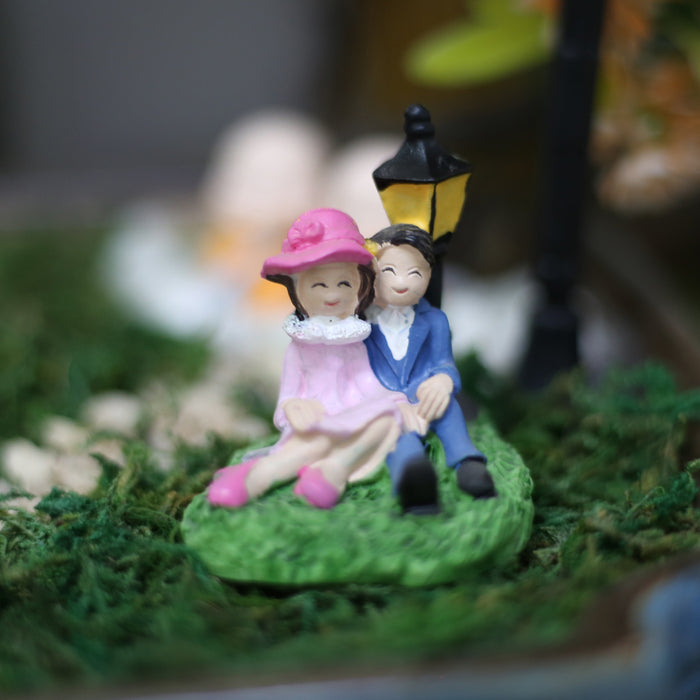 Resin Couple Figurine Sitting Under lamp post Miniature for Miniature Garden Decor - (Multicolour) Set of 2