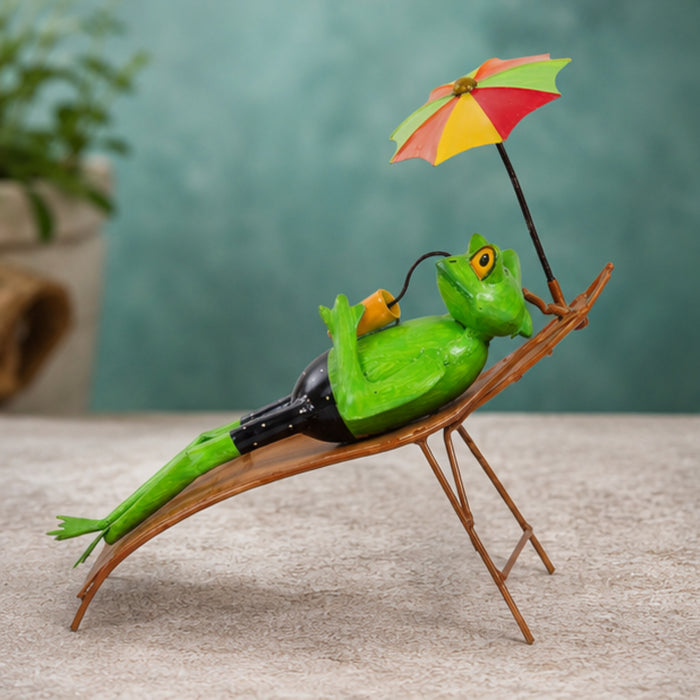 Metal Frog Sleeping Under Umbrella for Home and Garden Decoration