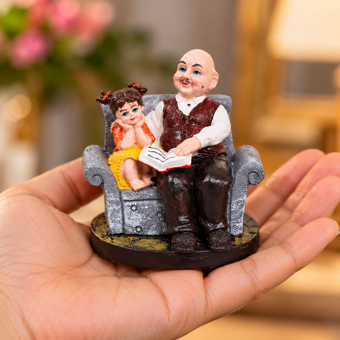 (Set of 2) Grandparents with GrandDaughter