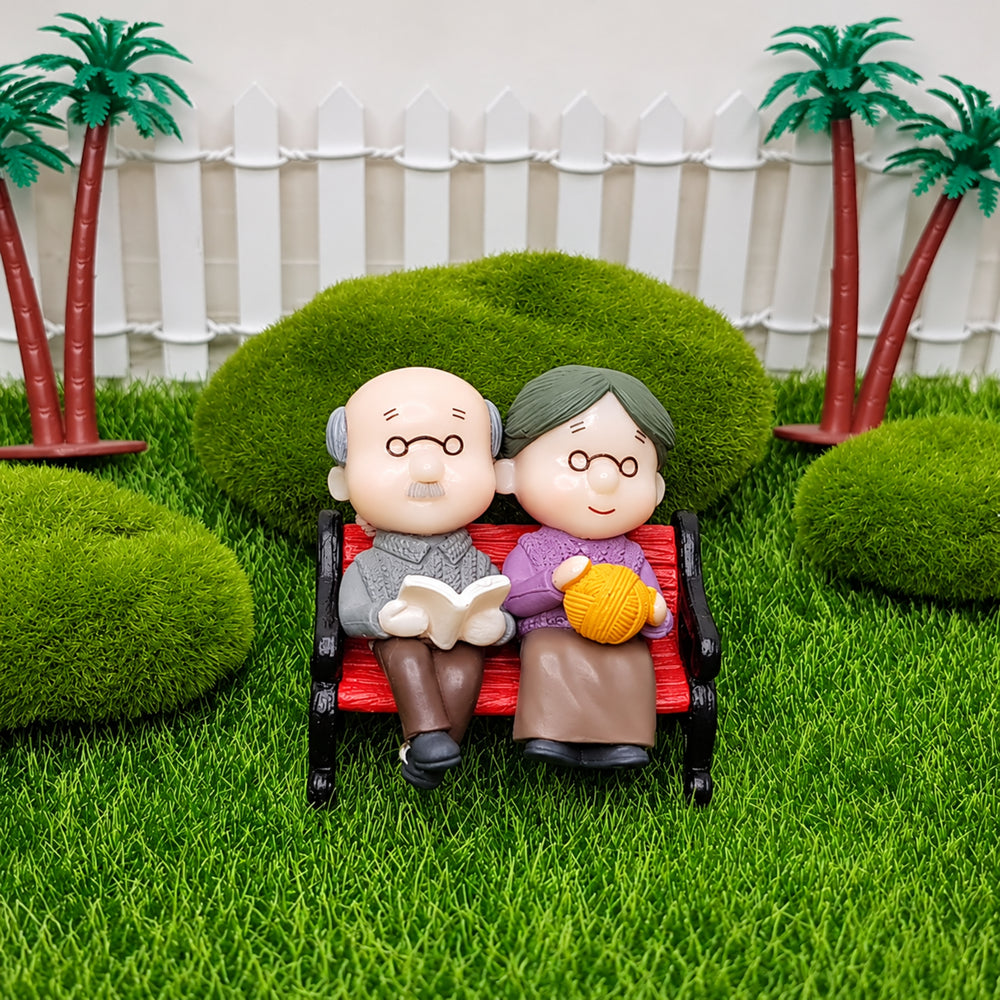 Miniature Toys : Grandparent on bench (New)