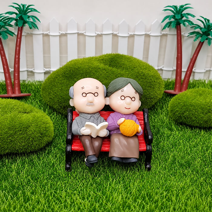 Miniature Toys : Grandparent on bench (New)