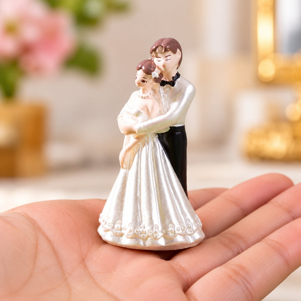 WonderlandCouple Miniature Elegant Resin Bride and Groom Hugging Figurine