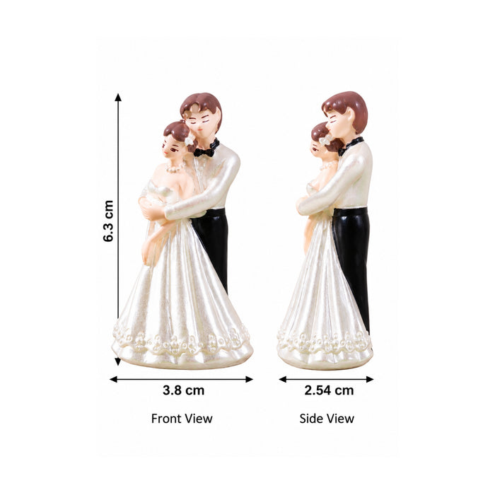 WonderlandCouple Miniature Elegant Resin Bride and Groom Hugging Figurine