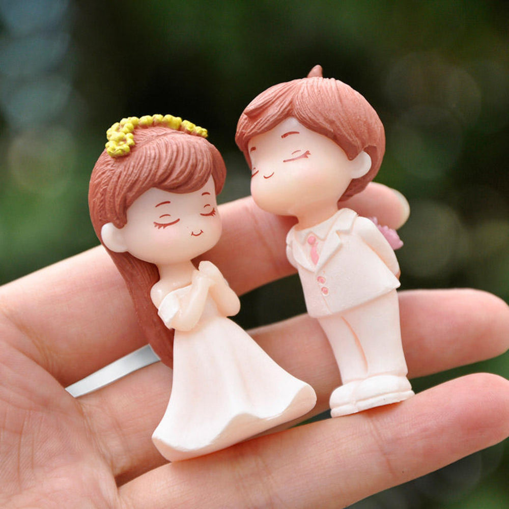 Surpring couple -1 (White)( Miniature toys , cake toppers , small figuine, Valentine couple)