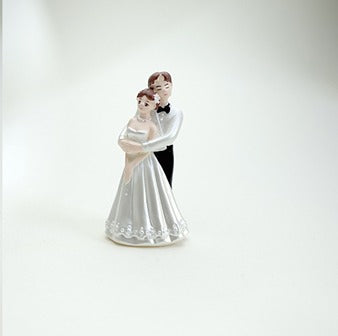 WonderlandCouple Miniature Elegant Resin Bride and Groom Hugging Figurine