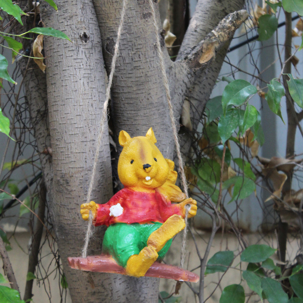 Resin Hanging Boy Squirrel Statue for Garden Decor