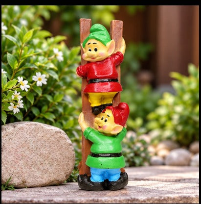 Resin Funny 2 Gnomes on Ladder Santa Idol, Standard