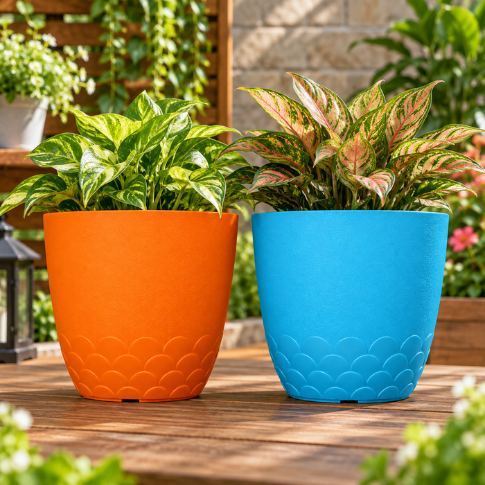 Set of 2 decorative plastic planter pots in orange and blue with scallop design