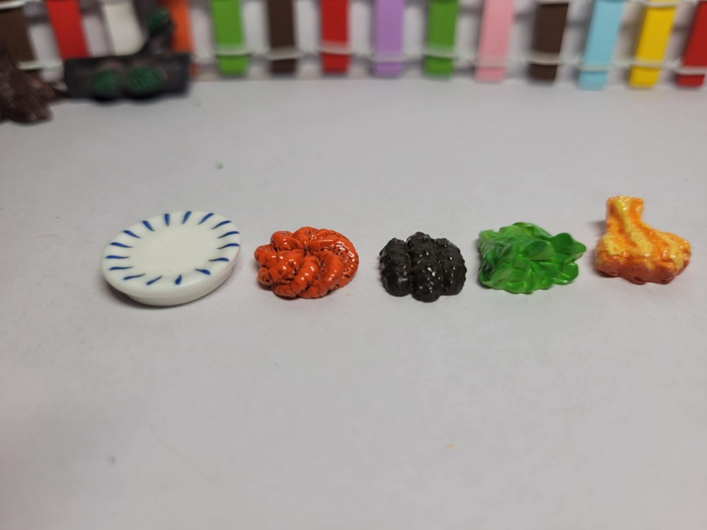 Miniature Food and Plate Set (Pack of 5 Collectibles)