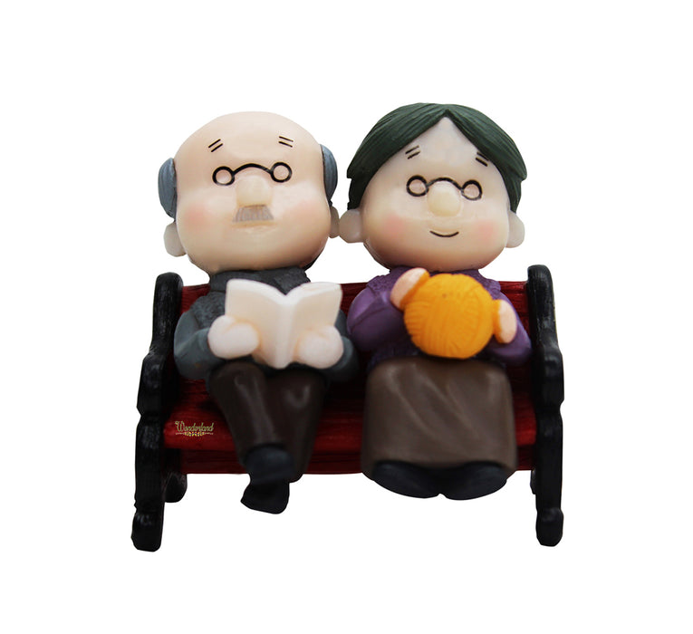 Miniature Toys : Grandparent on bench (New)