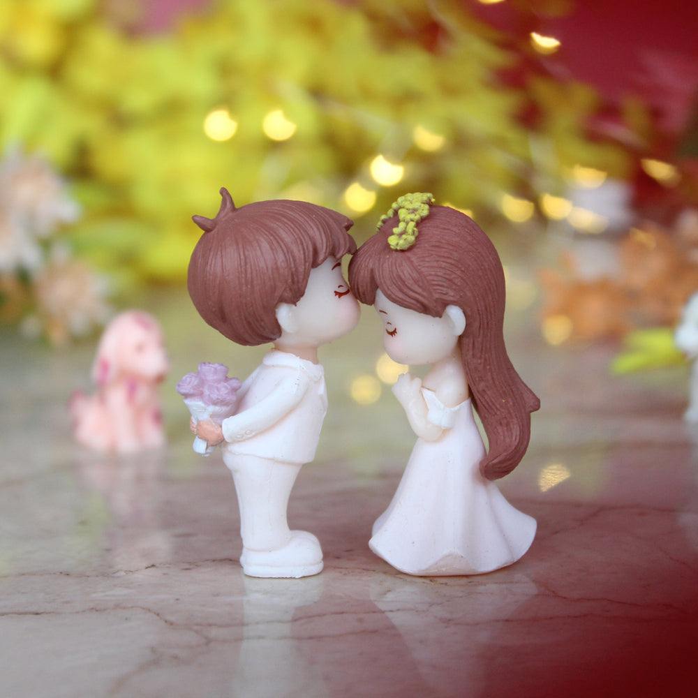 Surpring couple -1 (White)( Miniature toys , cake toppers , small figuine, Valentine couple)