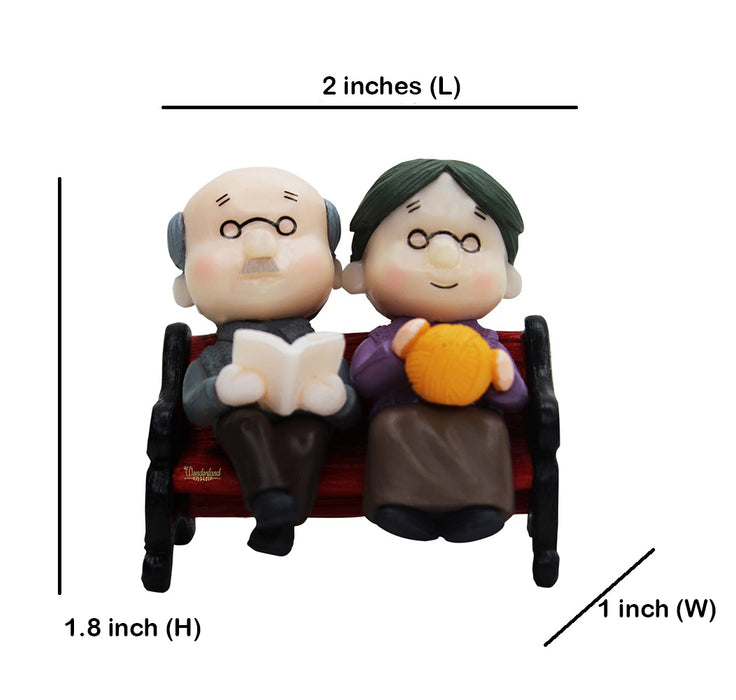 Miniature Toys : Grandparent on bench (New)