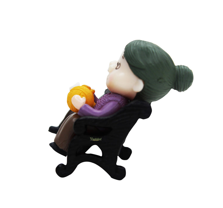 Miniature Toys : Grandparent on bench (New)