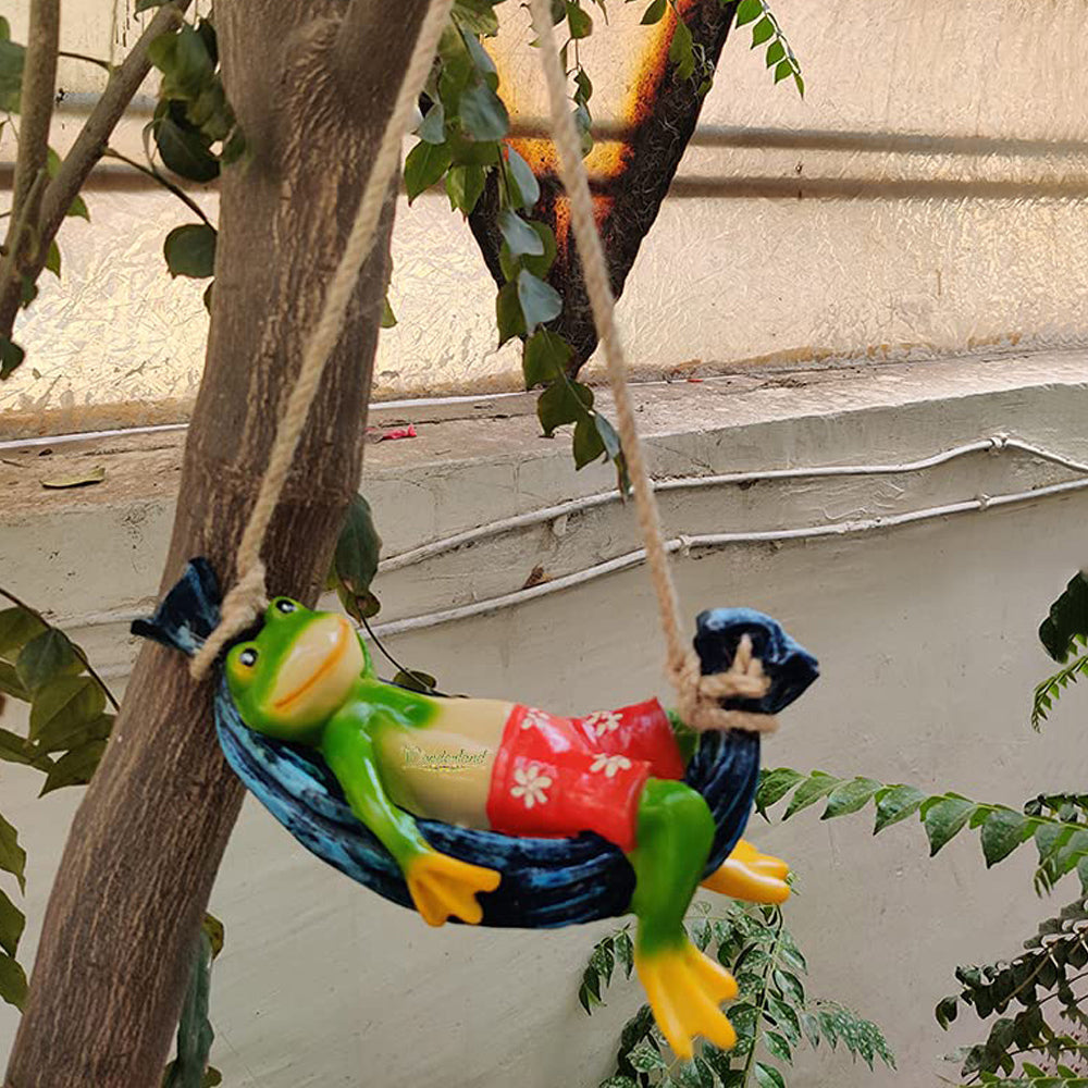 Frog on hammock hanging statue | Home & Garden Decor