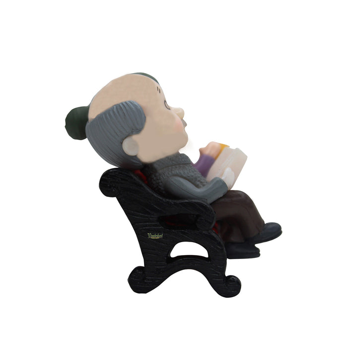 Miniature Toys : Grandparent on bench (New)