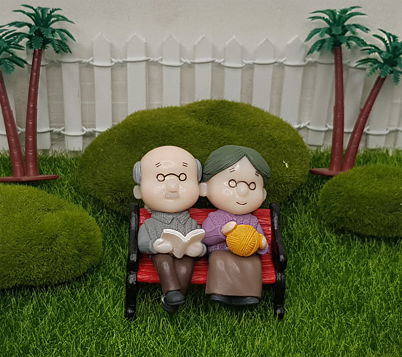 Miniature Toys : Grandparent on bench (New)