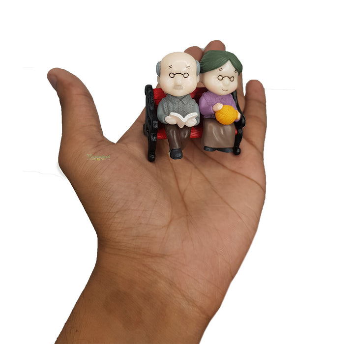 Miniature Toys : Grandparent on bench (New)