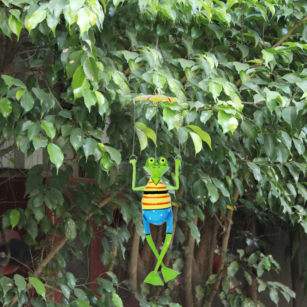Metal Hanging Parachute Frog for Balcony and Garden Decoration